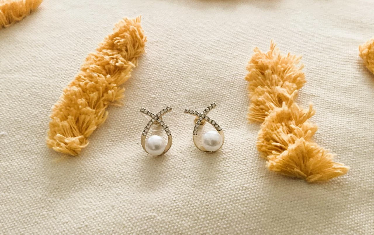 Pendientes doradas de perlas y circonita – chic e intemporales – photo 3